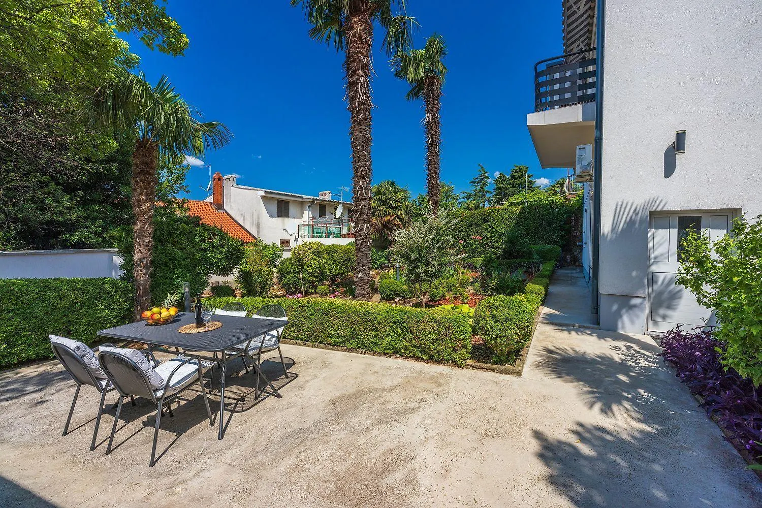 Cozy Apartment Nur 350 Meter Zum Sandstrand Mit Privater Terrasse Und Mediterranem Garten Crikvenica